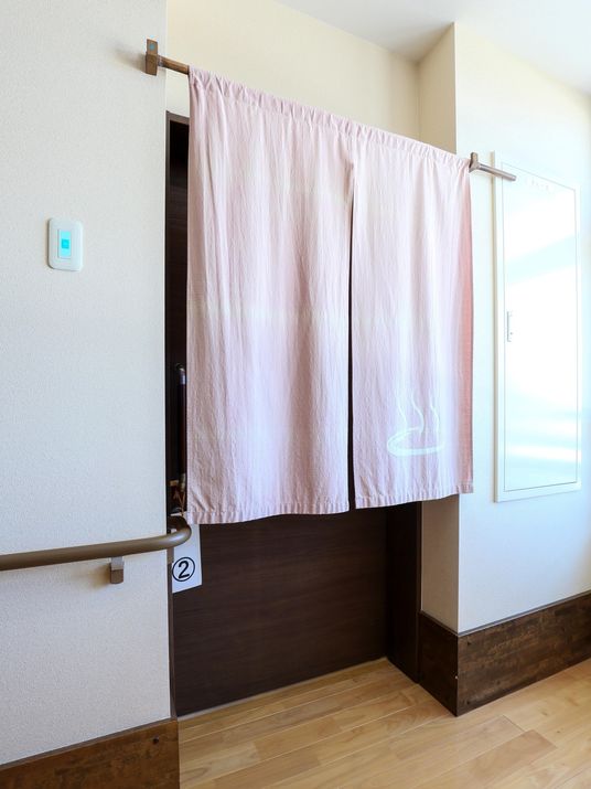 ピンクのカーテン付き居室入口