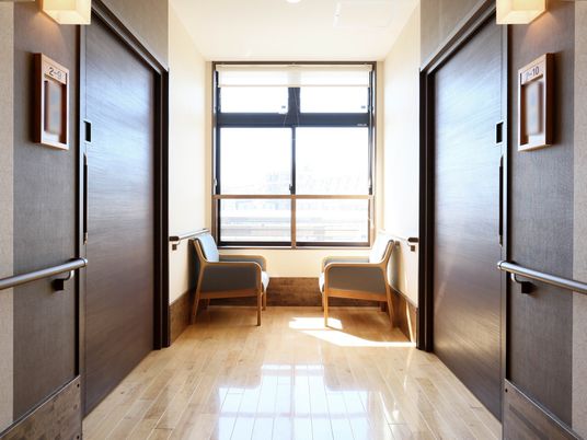 温かみのある廊下の風景