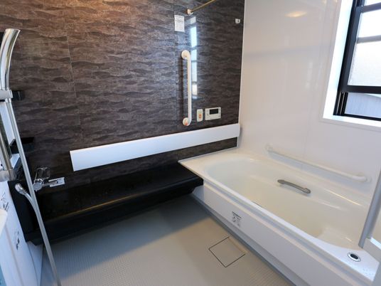 バリアフリー設計の浴室