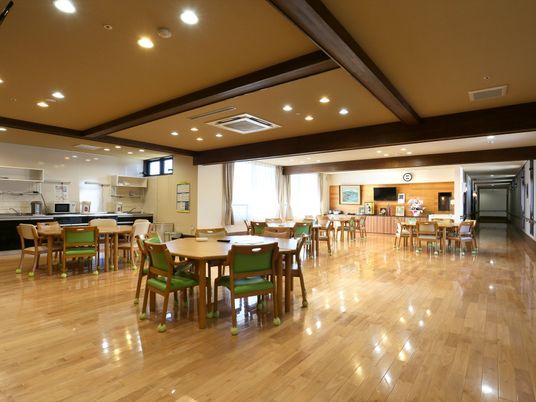 広々とした木目調ダイニング