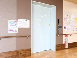 明るい空間のエレベーター前