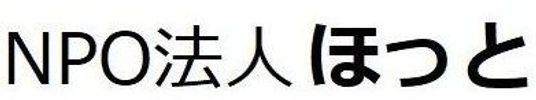ゆったりと寛ぐ人々のラウンジ