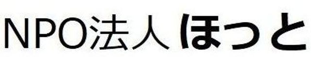 ゆったりと寛ぐ人々のラウンジ