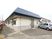 シンプルな外観の建物