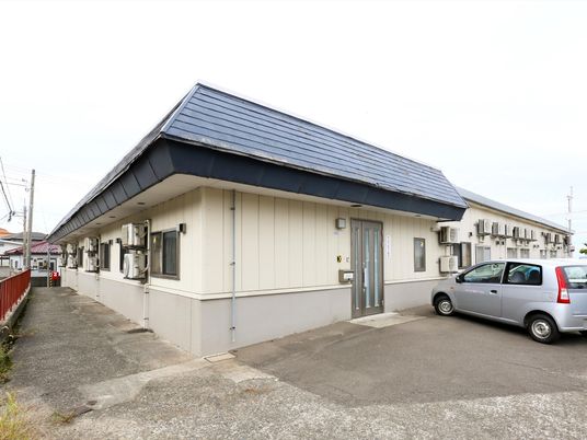 シンプルな外観の建物