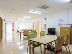 共用スペースの明るい室内