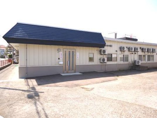 シンプルな建物の外観