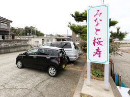 立て看板と駐車場