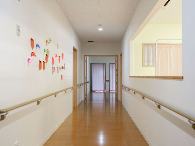 明るい廊下と手作り装飾 通路 手作り感溢れる装飾が廊下に彩りを添え、あたたかく迎える趣のある空間です。明るく清潔感のある廊下が印象的です。