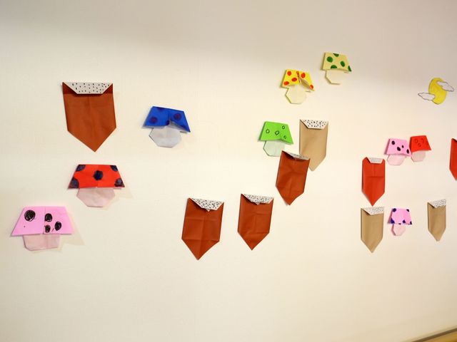 手作り壁飾りの廊下 飾り 壁に飾られた手作りのアート作品が、通り抜ける際の癒しのアクセントになっています。明るい廊下が利用者様の創造力を刺激します。