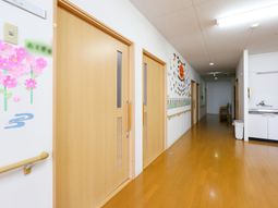 明るい廊下と装飾