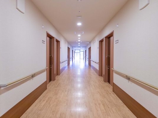 両側に部屋がある廊下