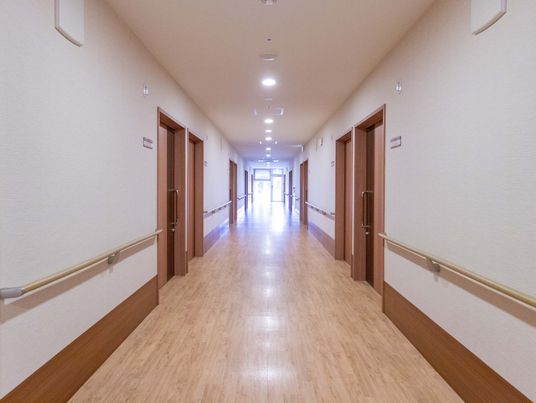 両側に部屋がある廊下