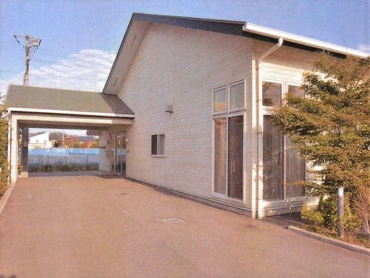 明朗な建物のエントランス