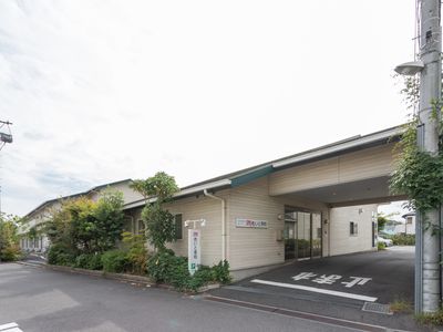 緑に囲まれた外観