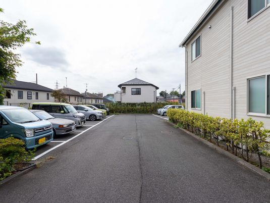 駐車場と建物