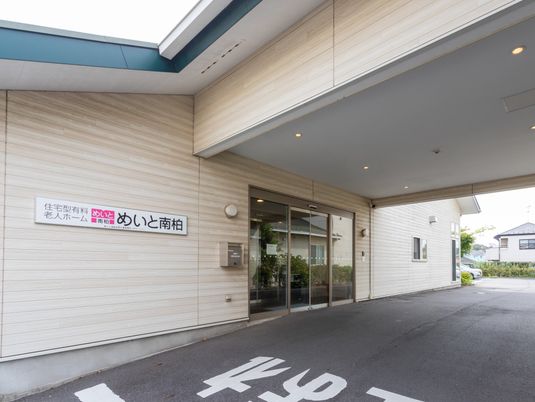 明るい建物の入口