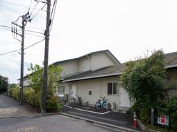 静かな佇まいの外観