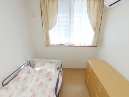 白壁の明るい居室
