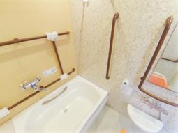 手すり付き浴室の様子