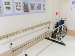 廊下に設置された歩行補助器具