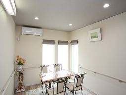 明るく落ち着いた食堂