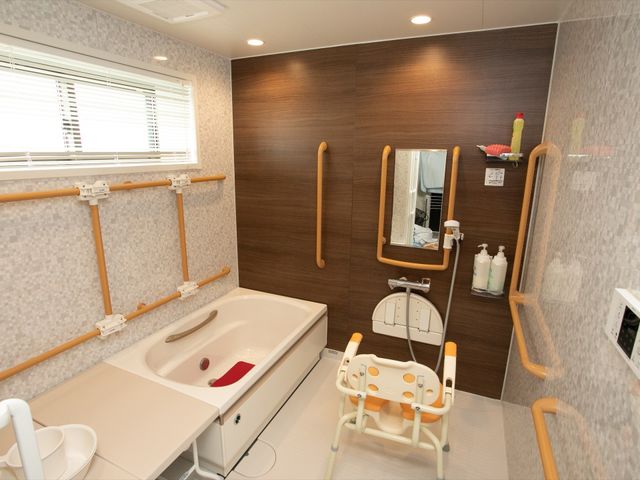 手すり付きの清潔浴室