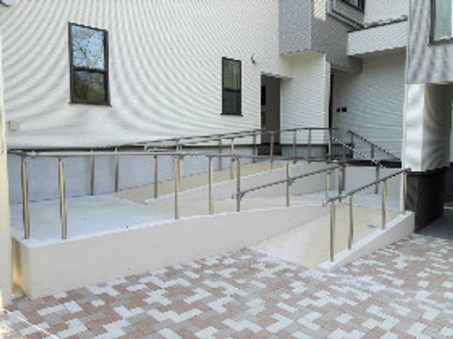 バリアフリーの施設エントランス