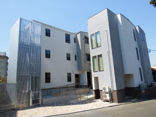 白壁のモダンな建物