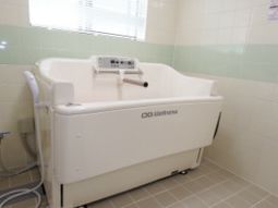 清潔な浴室と最新浴槽