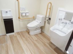 清潔なトイレと洗面台