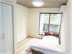 明るい個室の空間