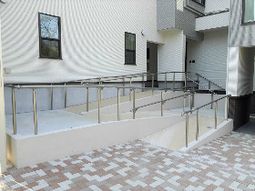 明るいランプの連なるエントランス