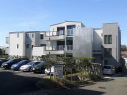 白い建物の外観