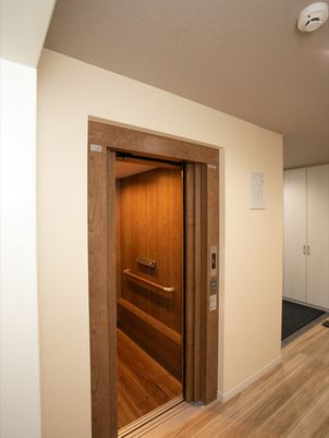 スタッフ利用エレベーター