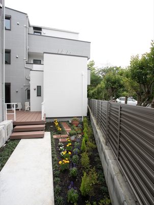 綺麗な庭付き建物