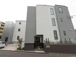 現代的外観の建物正面