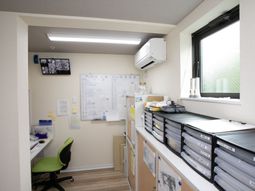 整理された書類のあるオフィス