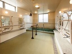 清潔な浴室の全景