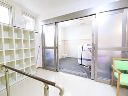 清潔な浴室の入口