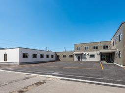 広々とした駐車場の建物
