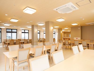 広々とした明るい食堂