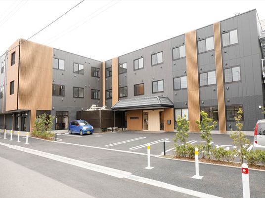 現代的な外観の建物