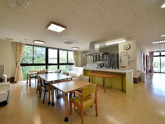 明るいダイニングのキッチン