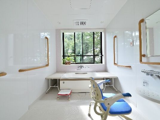 広々とした清潔な洗面台