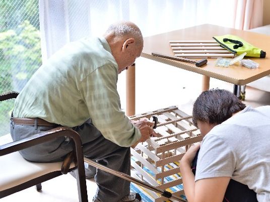 手工芸で利用者を支援