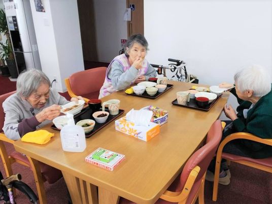 食事を楽しむ人々