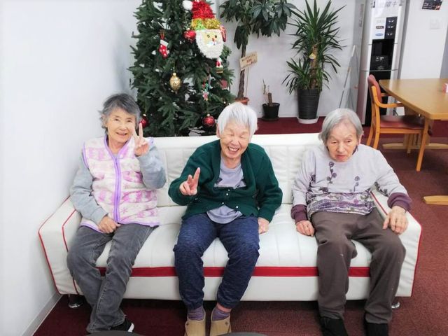 笑顔の高齢者三人組ラウンジ イベント 居心地の良いラウンジで、ご入居者同士が明るい笑顔を共有しています。皆さんの交流の場として、ゆったりとした時間をお過ごしいただけます。
