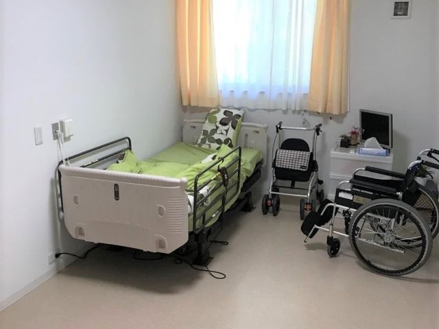 快適な居室の様子 居室 シンプルで清潔感のある居室です。個々のニーズに合わせた介助を提供するための設備が整っており、穏やかな時間をお過ごしいただけます。
