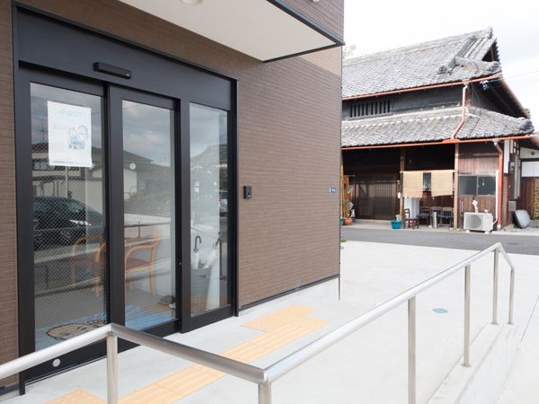 シックなエントランス外観